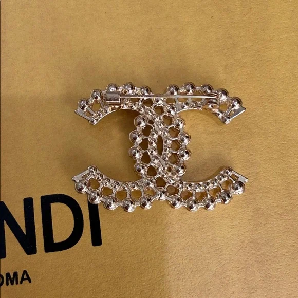 Logo brooch with pearls - Picture 4 of 5